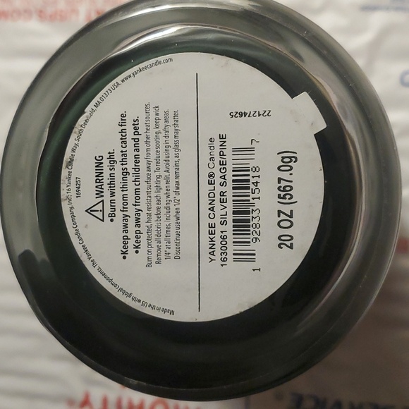Yankee Candle in Silver Sage & Pine Large 20oz 2-wick jar - Picture 4 of 5
